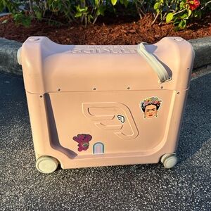 Stokke JetKids BedBox Ride On Carry-On (Pink with Stickers)